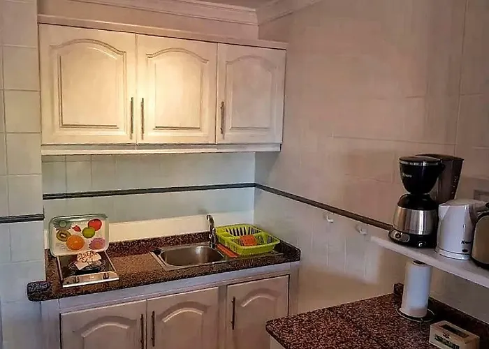 5 Min Walk From Yumbo 216 Апартаменти *